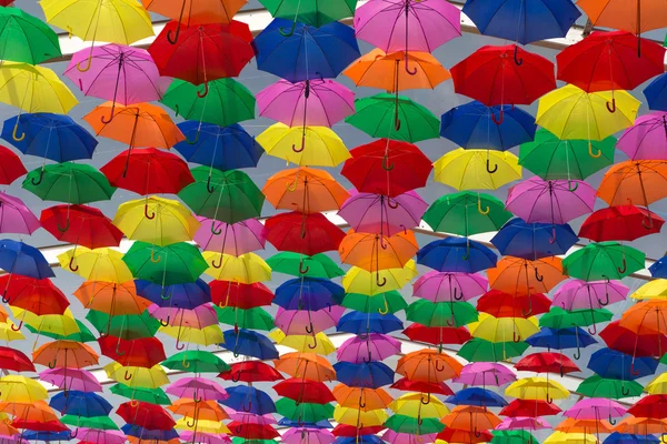 许多雨伞染红了天空 — 图库照片