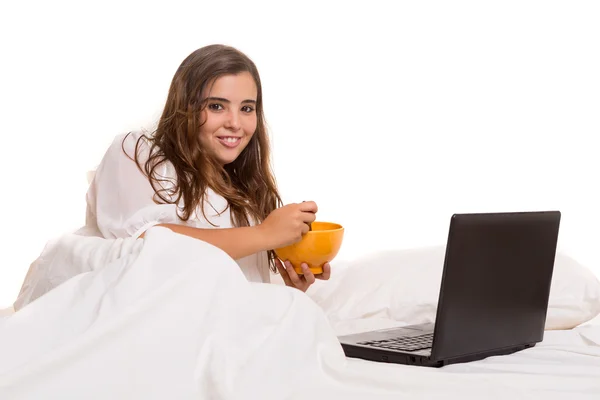 Žena snídá v posteli — Stock fotografie