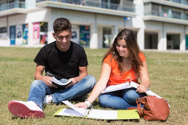 Casal de estudantes — Fotografia de Stock