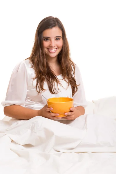 Mujer desayuna en la cama — Foto de Stock