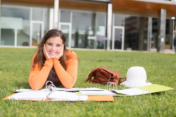 Donna che studia all'università — Foto Stock