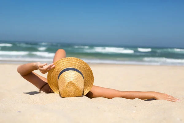 Frau entspannt sich am Strand Stockbild