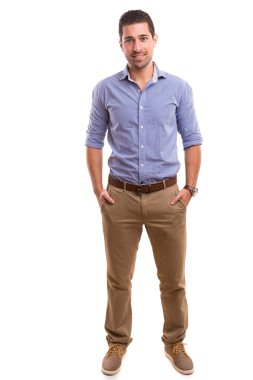 Elleri ceplerinde yakışıklı adam