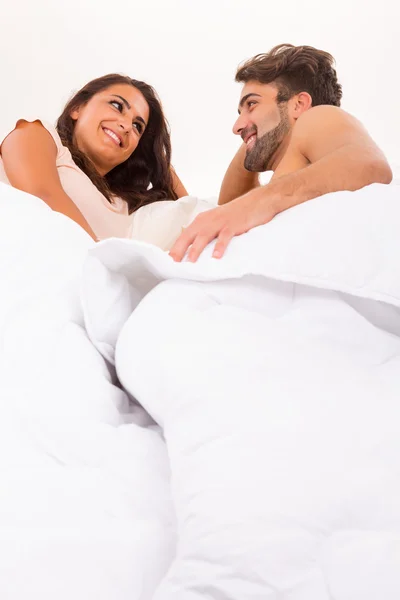 Coppia appassionata a letto — Foto Stock