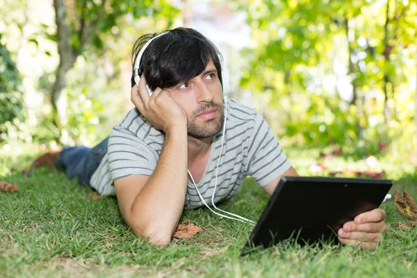 Homme relaxant au jardin — Photo