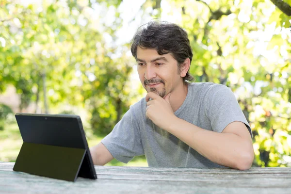 Hombre en el jardín — Foto de Stock