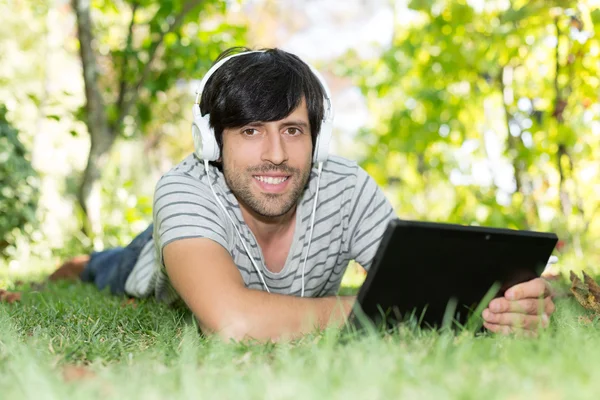 Homme relaxant au jardin — Photo