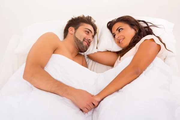 Paar im Bett — Stockfoto
