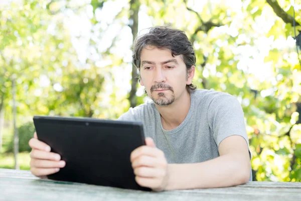 Hombre en el jardín — Foto de Stock