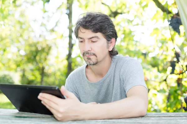 Mannen på garden — Stockfoto