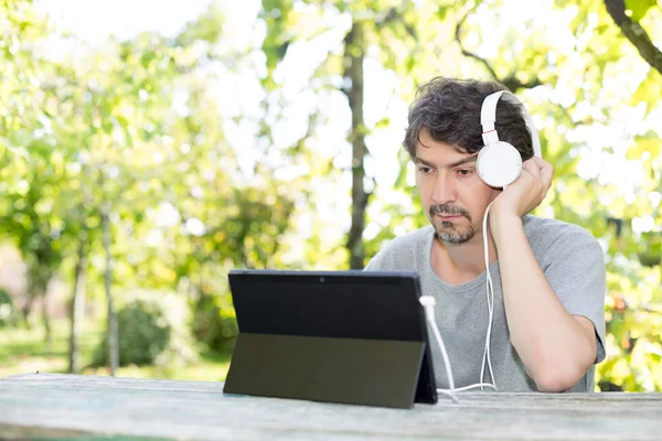 Mannen på garden — Stockfoto