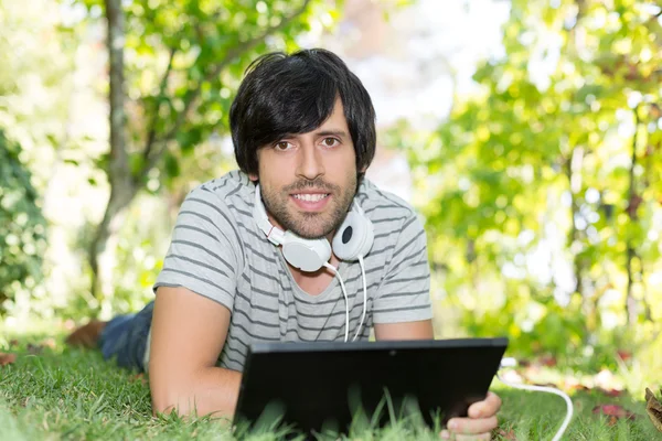 Man med dagatal tablet — Stockfoto