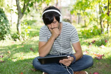 Dijital tabletli adam