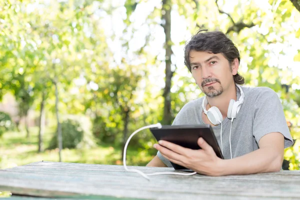 Hombre en el jardín — Foto de Stock