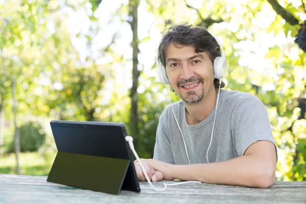 Hombre en el jardín — Foto de Stock