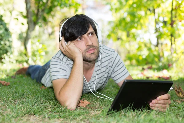 Hombre en el jardín — Foto de Stock