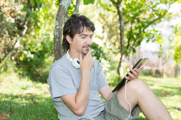 Hombre en el jardín — Foto de Stock