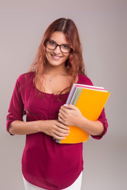 Bazı kitaplar taşıyan kadın