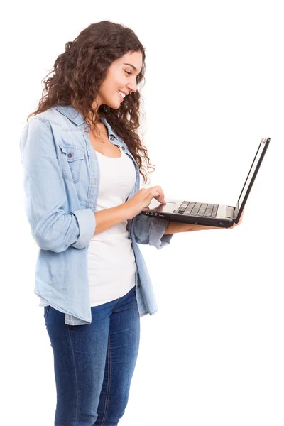 Jonge student werkt met haar laptop — Stockfoto