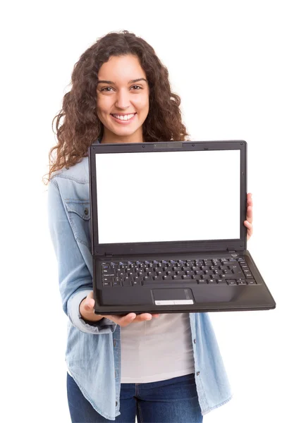 Femme présentant un ordinateur portable — Photo