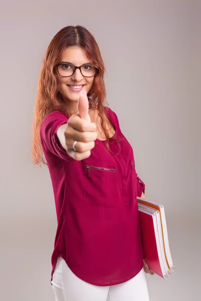 Frau trägt Bücher bei sich — Stockfoto