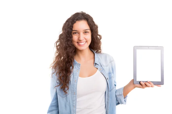 Frau präsentiert Ihr Produkt auf einem digitalen Tablet — Stockfoto