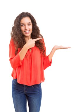 genç kadın ürün sunumu