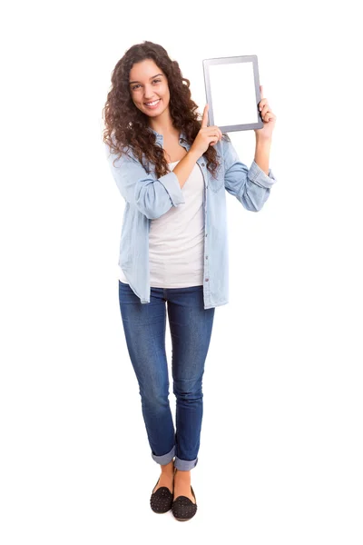 Женщина представляет ваш продукт в цифровом планшете — стоковое фото