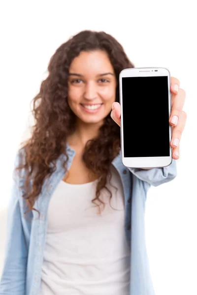 Mujer de negocios presentando smartphone — Foto de Stock