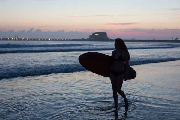 Όμορφη surfer περπάτημα στο ηλιοβασίλεμα — Φωτογραφία Αρχείου