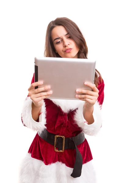 Frau im Weihnachtskostüm mit digitalem Tablet — Stockfoto