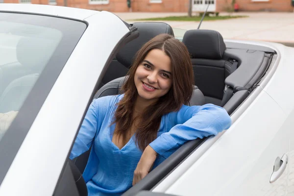 Empresária dirigindo seu carro novo — Fotografia de Stock