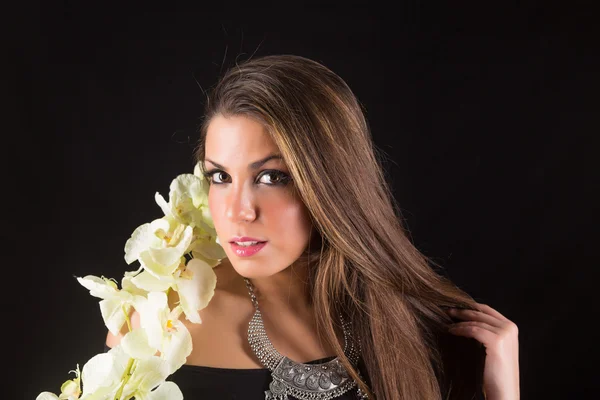 Joven hermosa mujer con flores — Foto de Stock