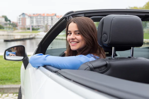 Frau fährt ihren neuen Sportwagen Stockbild