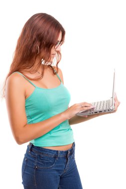 Genç öğrenci onu laptop ile çalışma