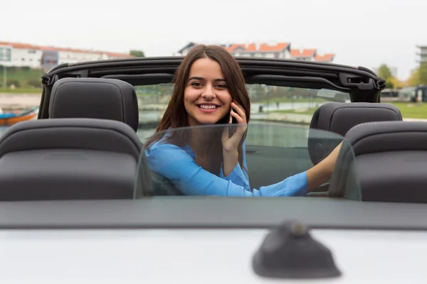 Businesswoman pomocí telefonu v autě — Stock fotografie