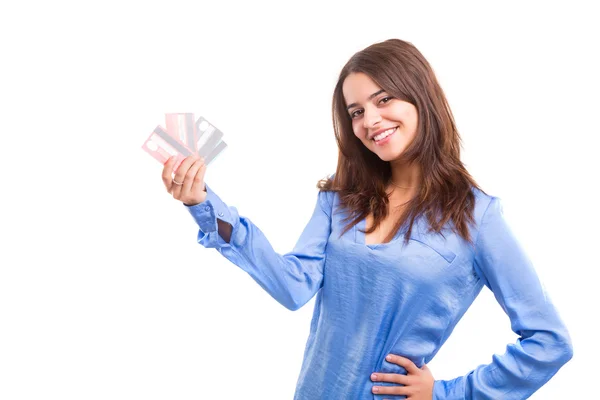 幸福的女人持有信用卡 — 图库照片