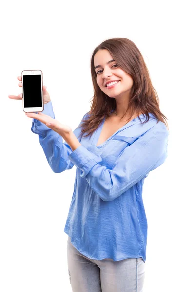 Empresária apresentando smartphone de última geração — Fotografia de Stock