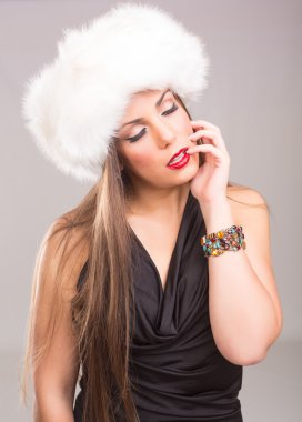 Kışın giyinmiş genç bir kadın.