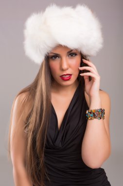 Kış giysileri ile giymiş kadın