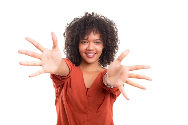 Mulher africana oferecendo um abraço — Fotografia de Stock