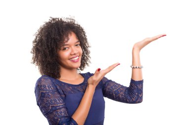 Afrikalı kadın ürün sunma