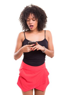 Afrikalı kadın Smartphone kullanarak