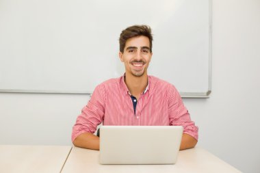 Sınıfta gelişigüzel bir genç öğrenci.