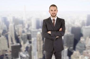 Ofisteki genç iş adamı portresi.