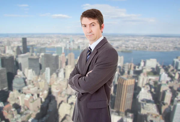 Porträt eines jungen Geschäftsmannes im Büro — Stockfoto