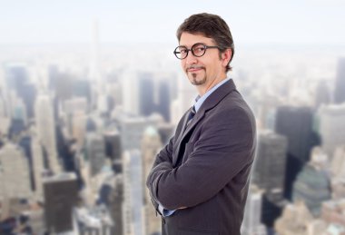 Ofisteki genç iş adamı portresi.