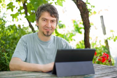 tablet PC, açık mutlu delikanlı