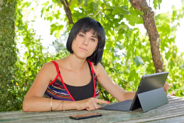 Mujer casual que trabaja con una tableta PC, al aire libre —  Fotos de Stock