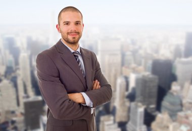 Ofisteki genç iş adamı portresi.